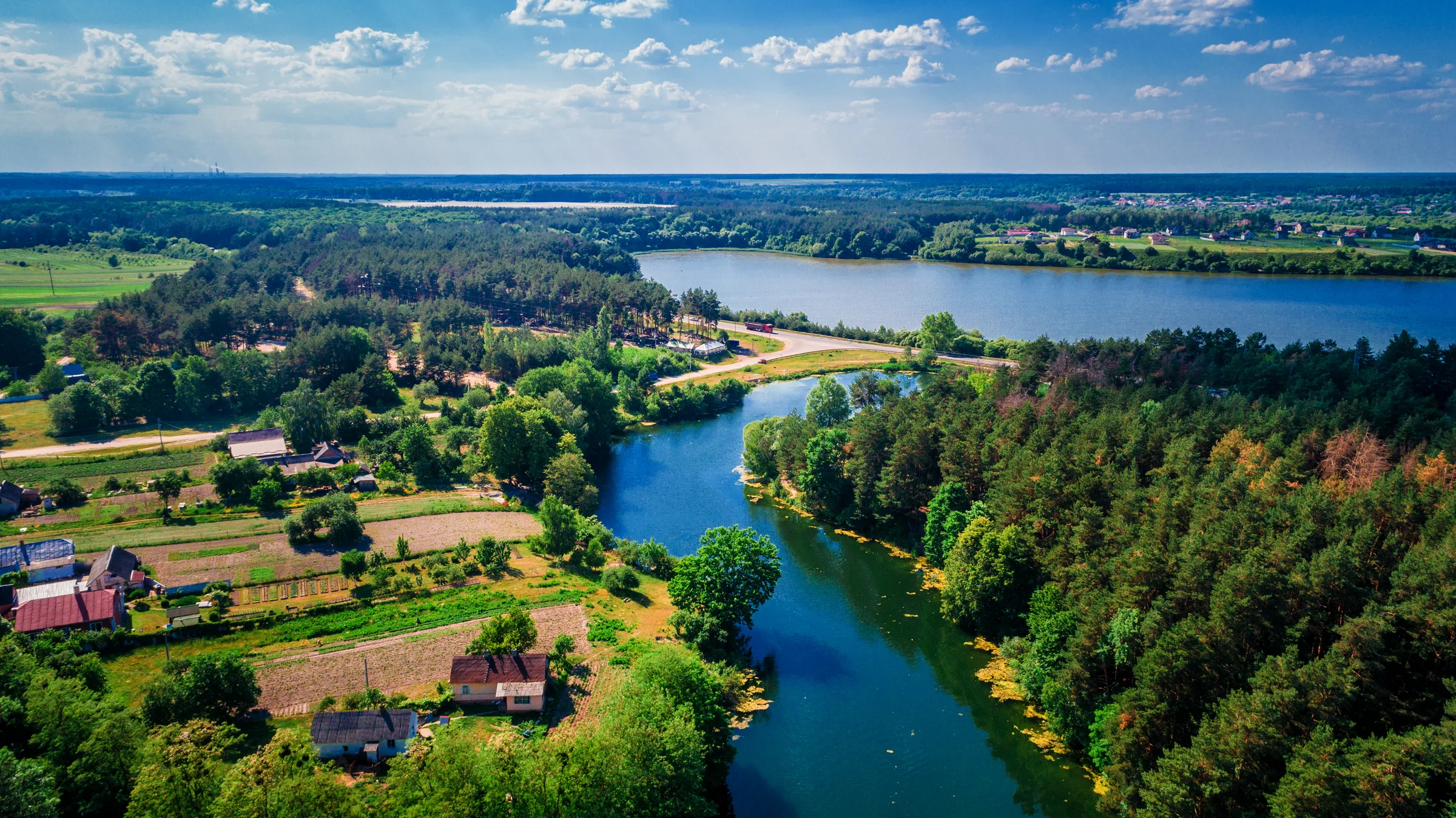 Polski krajobraz jezior i lasów